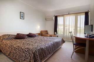 Отель Family Hotel Venera Свети-Влас Двухместный номер с 1 кроватью или 2 отдельными кроватями и дополнительной кроватью (для 2 взрослых и 1 ребенка)-2