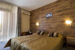 Отель Family Hotel Venera Свети-Влас Двухместный номер с 1 кроватью или 2 отдельными кроватями и балконом-1